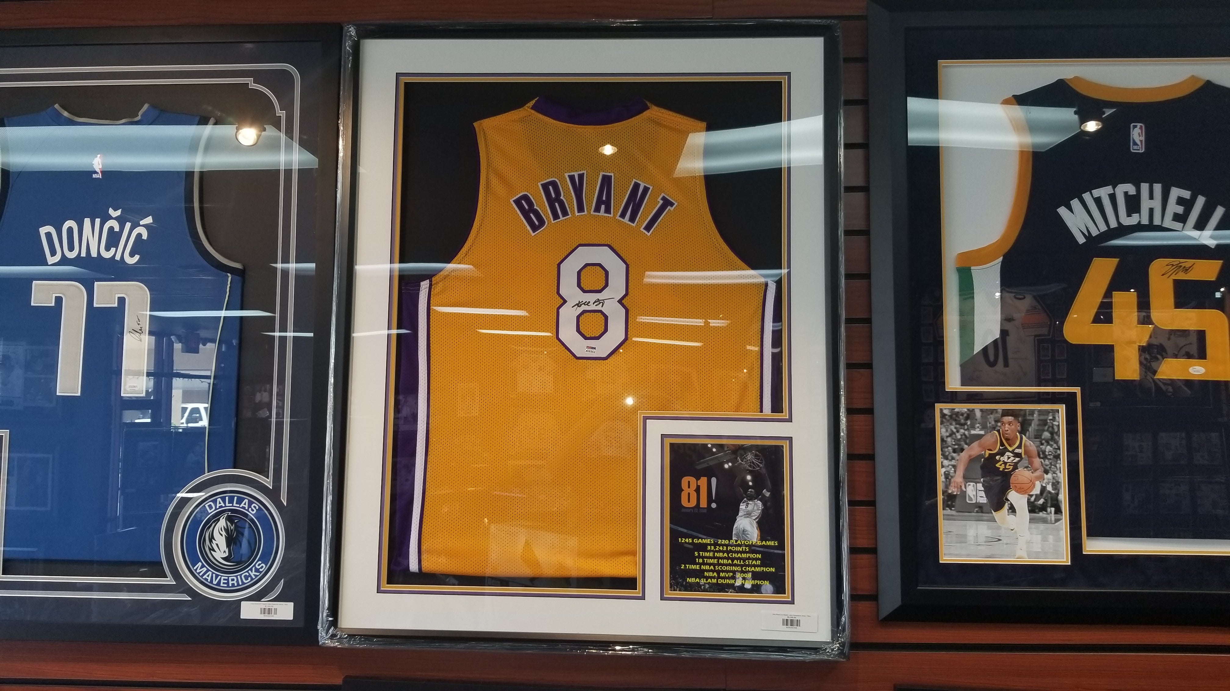 Kobe Bryant Signed & Custom Framed Jersey (psa Coa) Auction