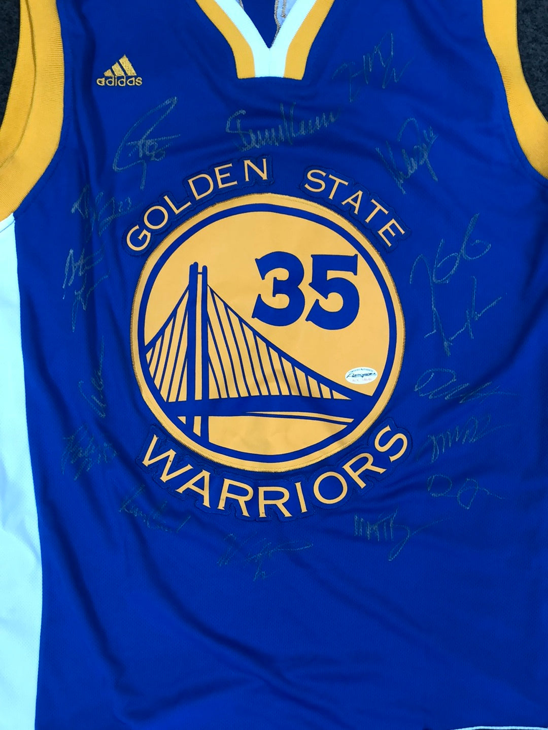 Sold at Auction: GOLDEN STATE WARRIORS 2017 TEAM SIGNED JERSEY